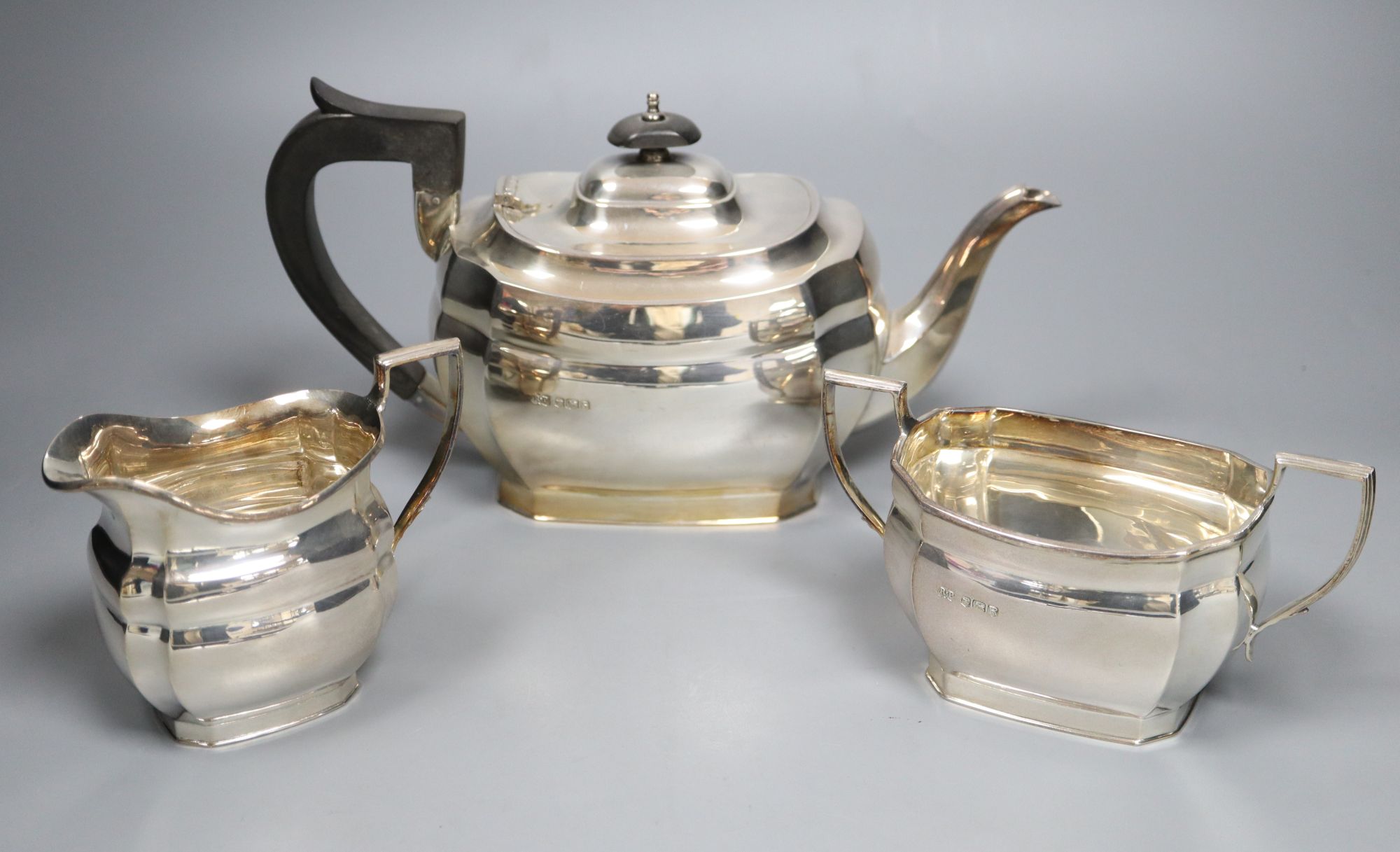 A modern silver three piece tea set, Robert Pringle & Sons, Sheffield, 1959/60, gross 32.5oz.